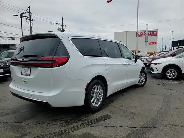 new 2025 Chrysler Pacifica car, priced at $35,017