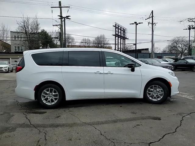 new 2025 Chrysler Pacifica car, priced at $35,017