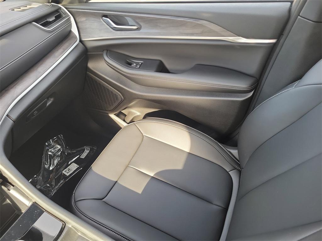 used 2025 Jeep Grand Cherokee car, priced at $40,000