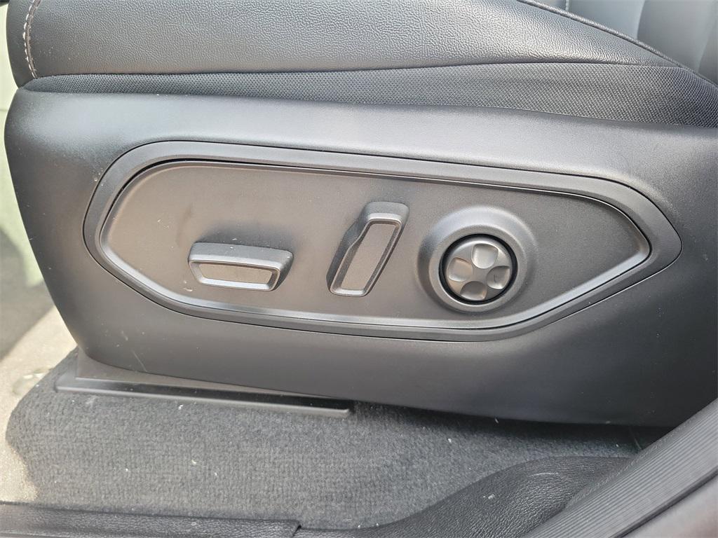 used 2025 Jeep Grand Cherokee car, priced at $40,000