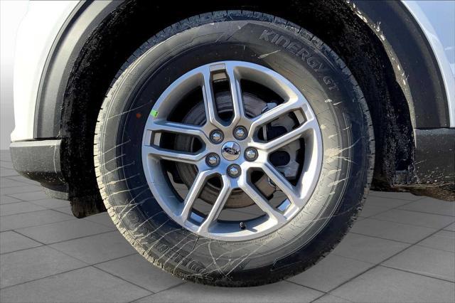 new 2025 Ford Explorer car, priced at $40,014