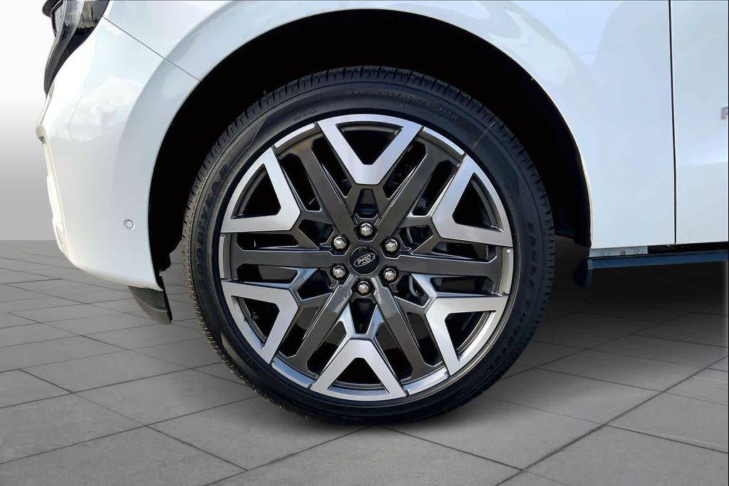 new 2025 Ford Expedition car, priced at $92,900
