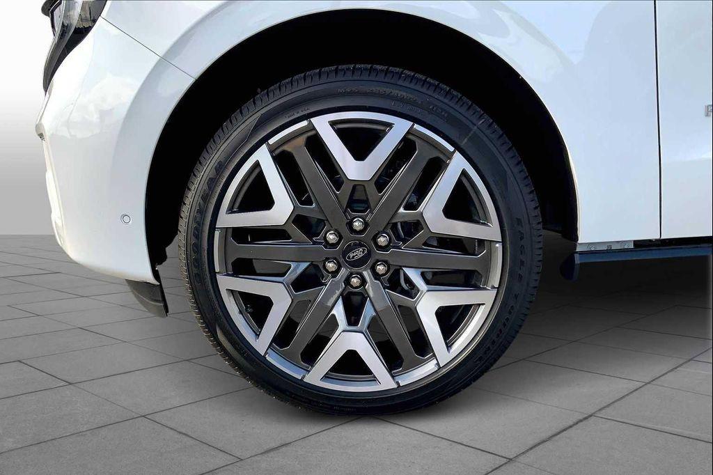 new 2025 Ford Expedition car, priced at $92,010