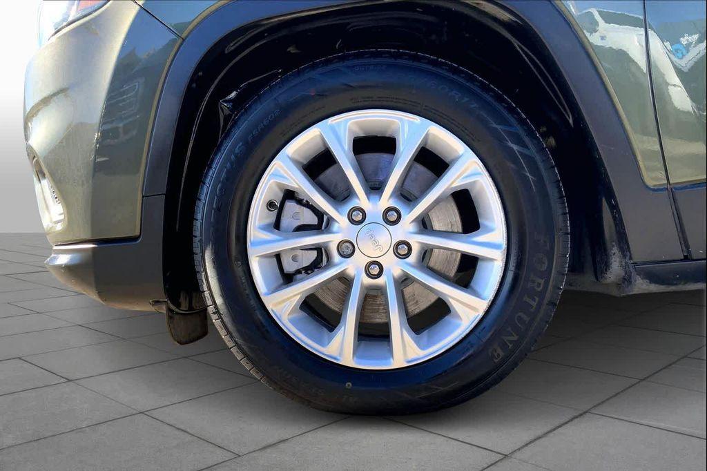 used 2019 Jeep Cherokee car, priced at $11,578