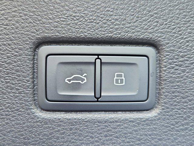 new 2025 Audi Q7 car, priced at $68,395