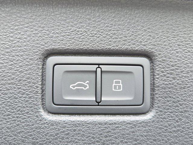 new 2025 Audi Q7 car, priced at $68,656