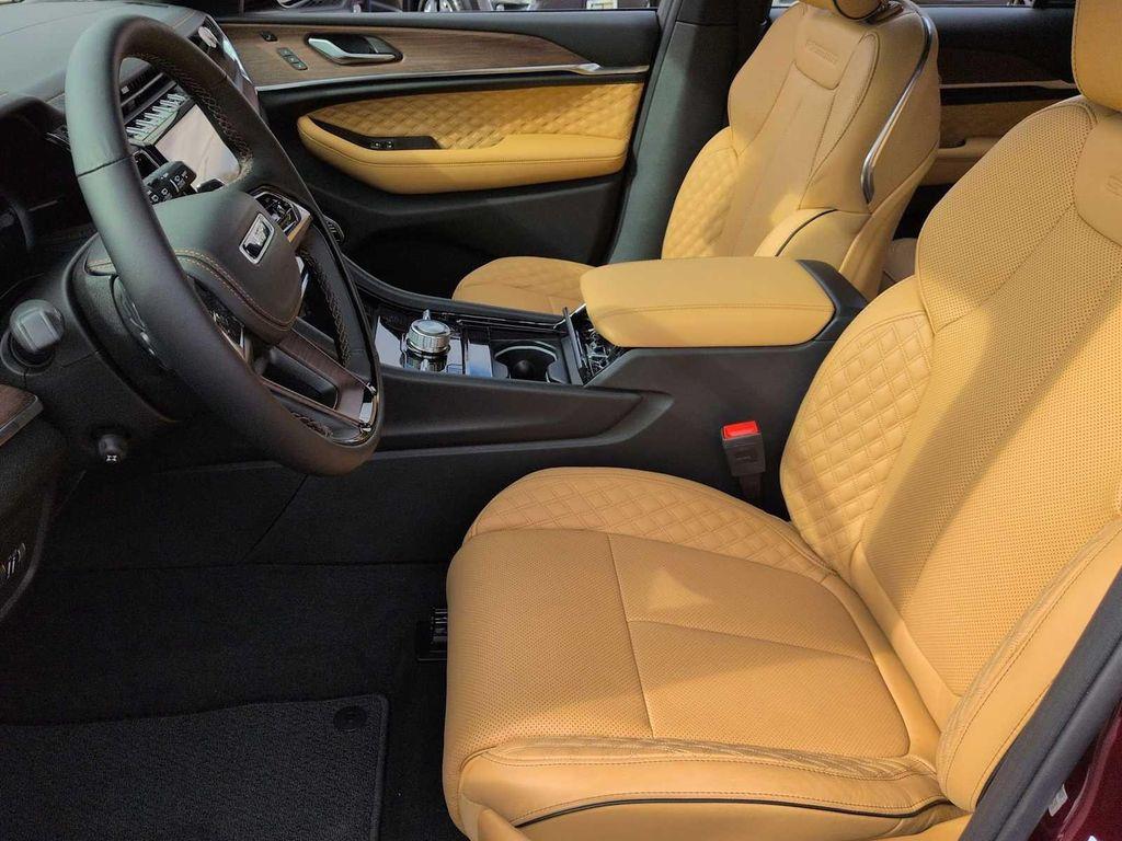 new 2025 Jeep Grand Cherokee car, priced at $57,500