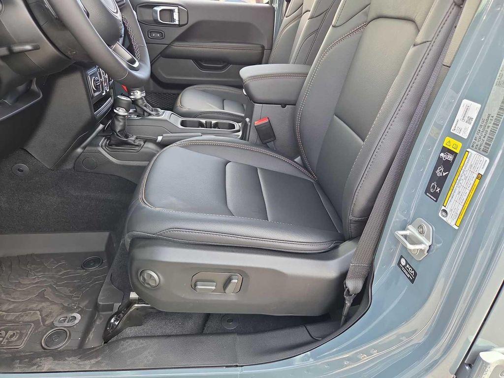 new 2025 Jeep Gladiator car, priced at $42,160