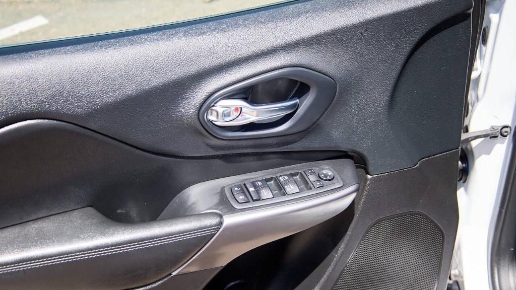 used 2019 Jeep Cherokee car, priced at $18,995