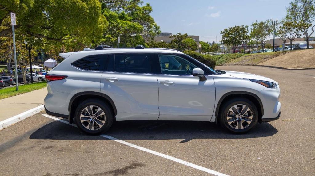 used 2022 Toyota Highlander car, priced at $35,995