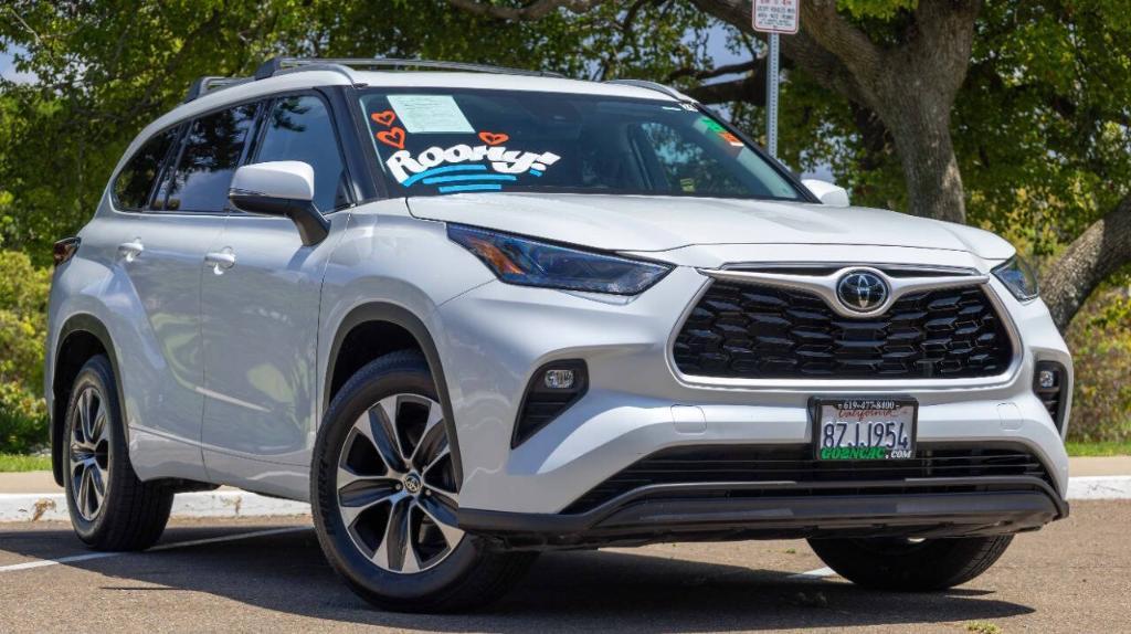 used 2022 Toyota Highlander car, priced at $35,995