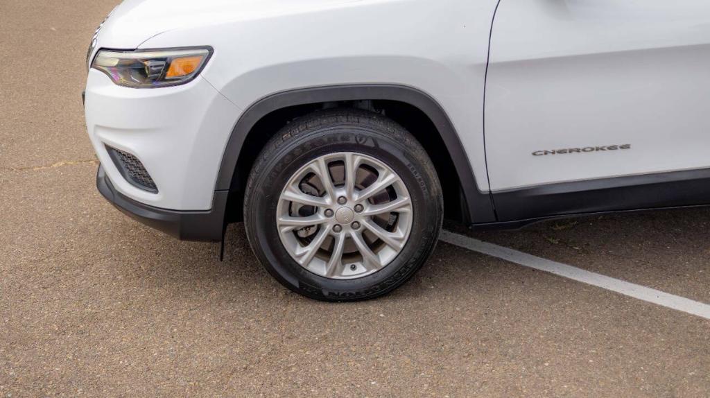 used 2020 Jeep Cherokee car, priced at $18,995