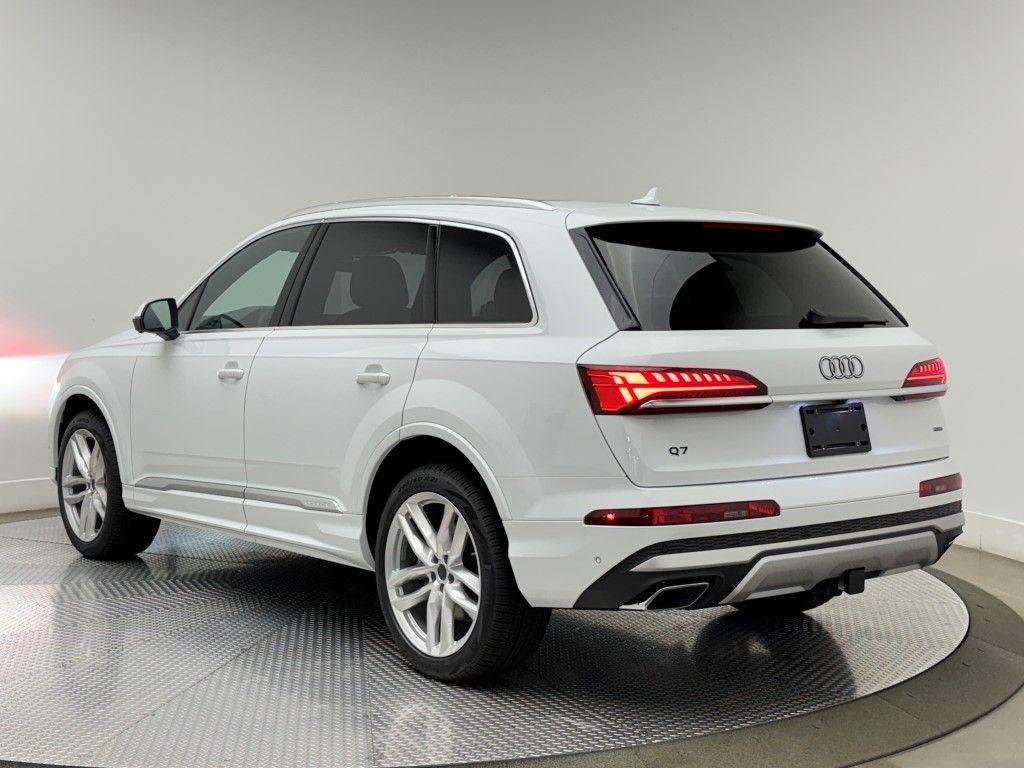new 2025 Audi Q7 car, priced at $76,950