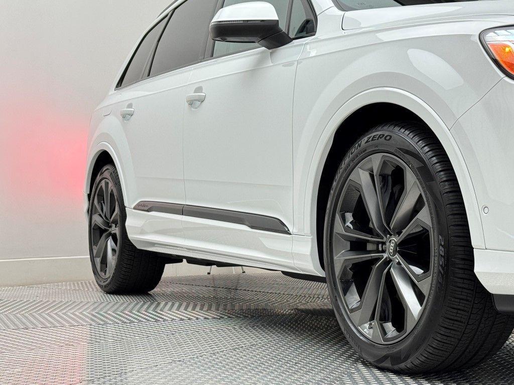 new 2025 Audi Q7 car, priced at $77,580
