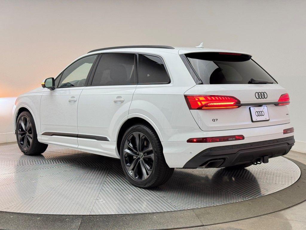 new 2025 Audi Q7 car, priced at $77,580