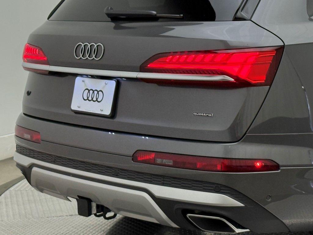 new 2025 Audi Q7 car, priced at $76,480