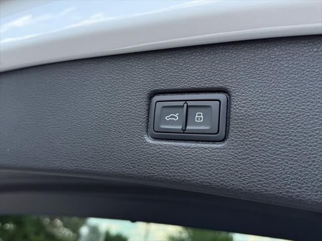 new 2025 Audi Q7 car, priced at $77,580