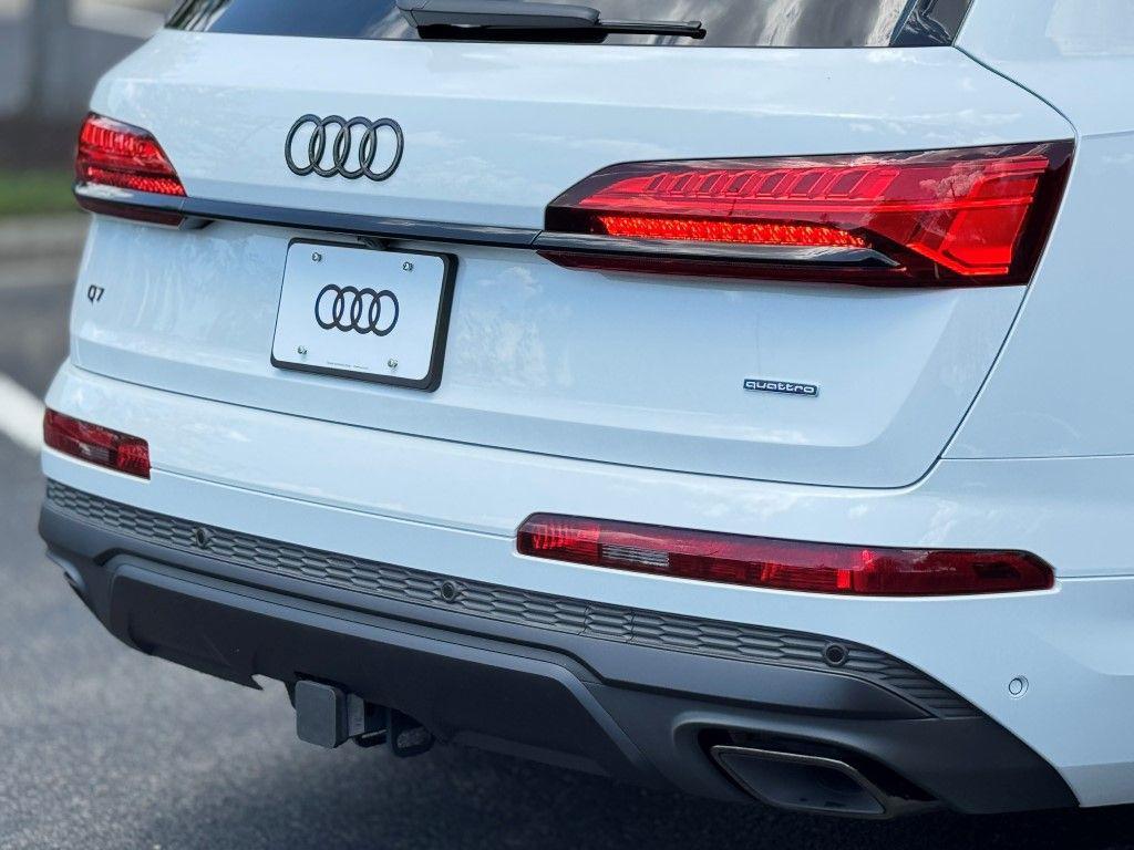 new 2025 Audi Q7 car, priced at $77,580