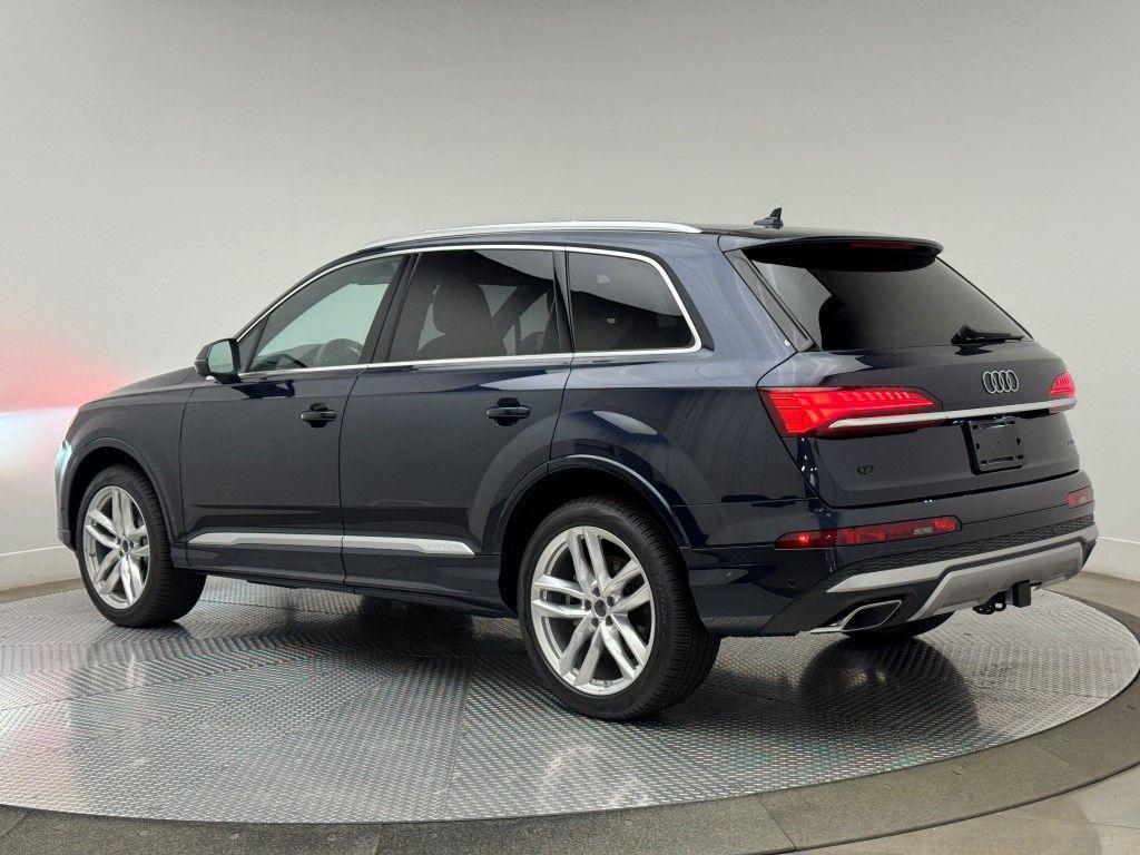 new 2025 Audi Q7 car, priced at $76,440