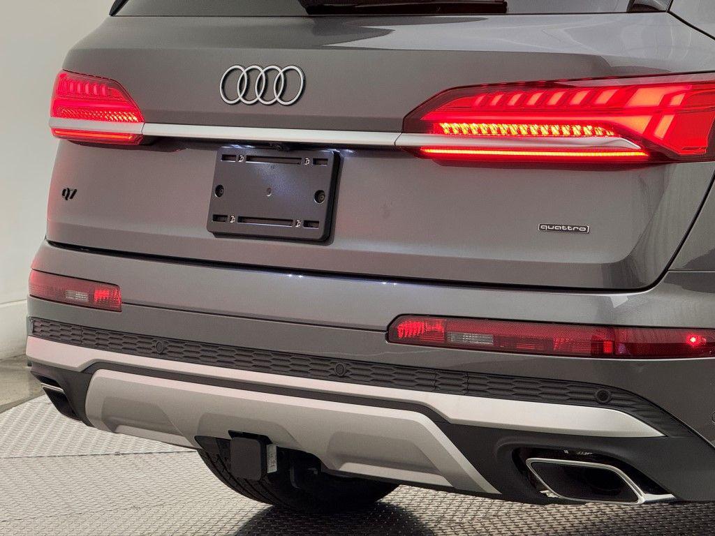 new 2025 Audi Q7 car, priced at $76,440