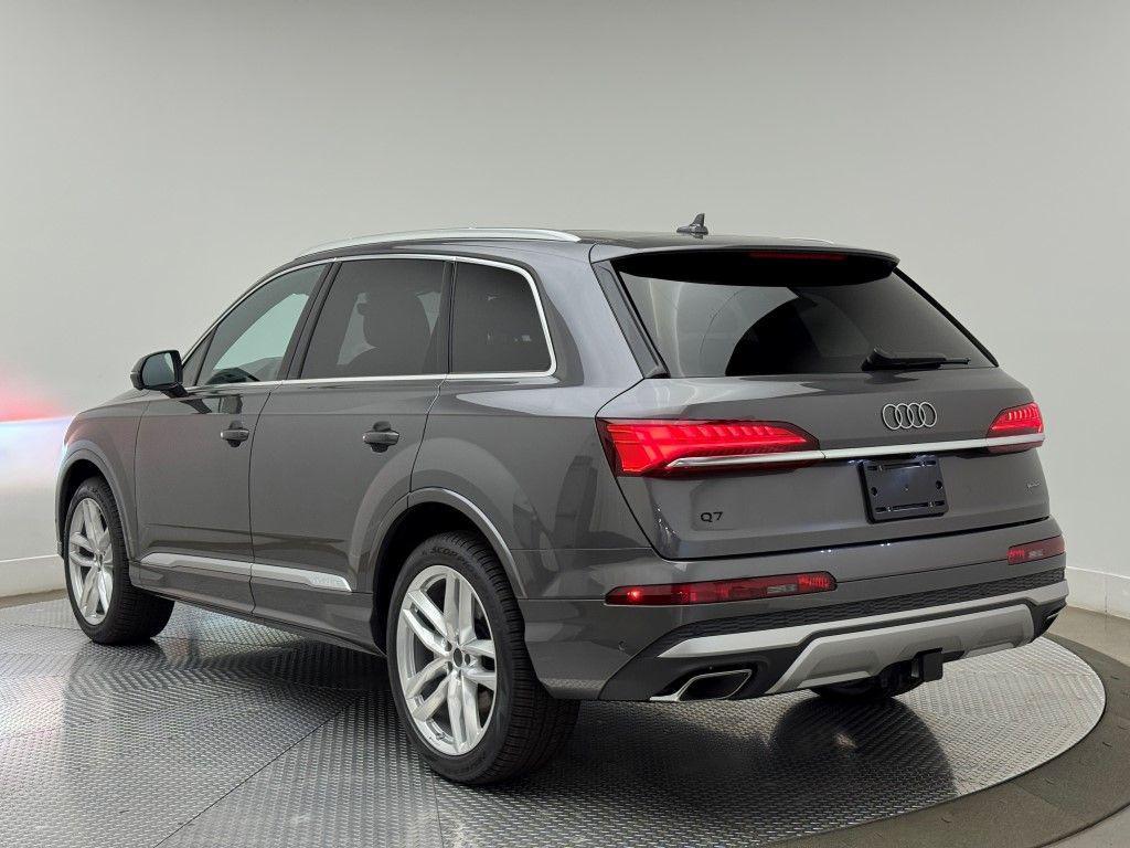 new 2025 Audi Q7 car, priced at $76,440