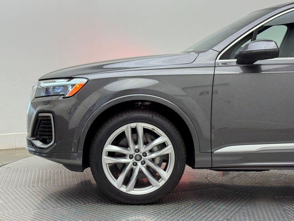 new 2025 Audi Q7 car, priced at $76,440