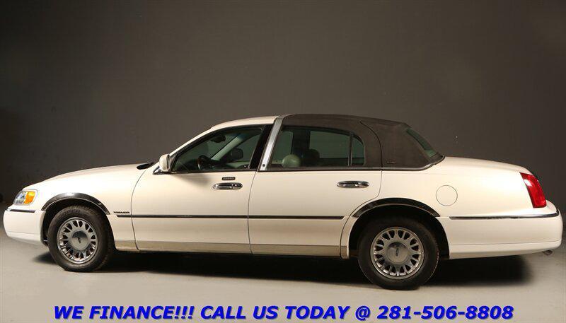 used 2002 Lincoln Town Car car, priced at $18,995