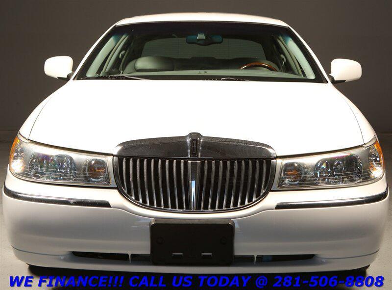 used 2002 Lincoln Town Car car, priced at $18,995