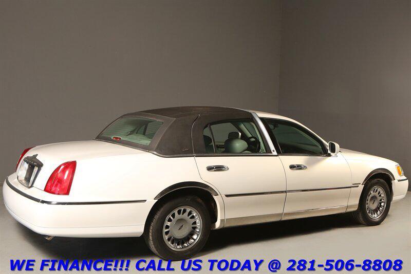 used 2002 Lincoln Town Car car, priced at $18,995