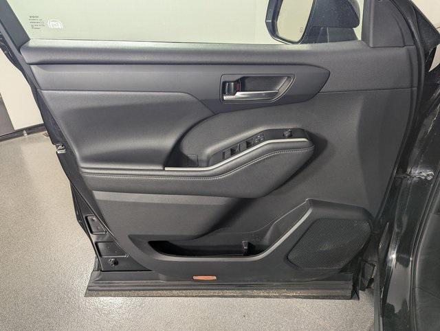 used 2021 Toyota Highlander car, priced at $30,989