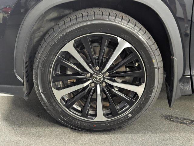 used 2021 Toyota Highlander car, priced at $29,989