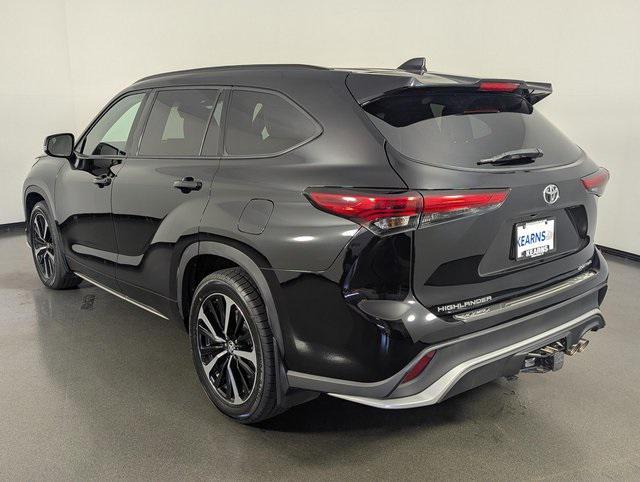 used 2021 Toyota Highlander car, priced at $29,989