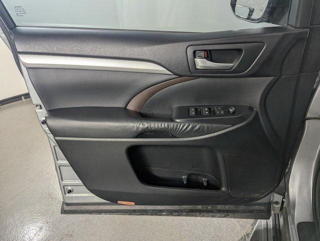 used 2015 Toyota Highlander car, priced at $14,989