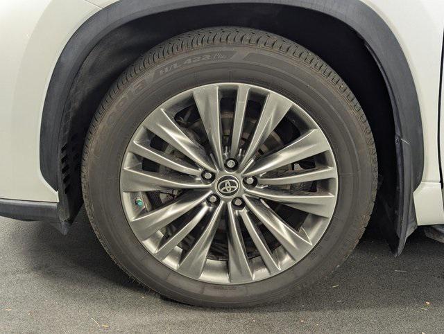 used 2021 Toyota Highlander car, priced at $36,989