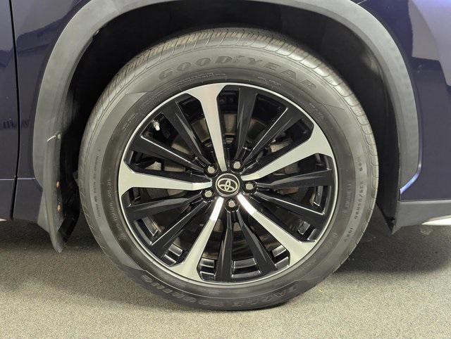 used 2021 Toyota Highlander car, priced at $30,989
