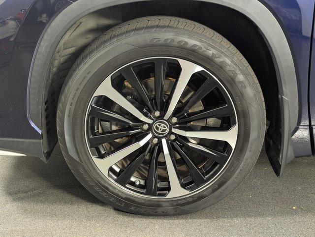 used 2021 Toyota Highlander car, priced at $30,989