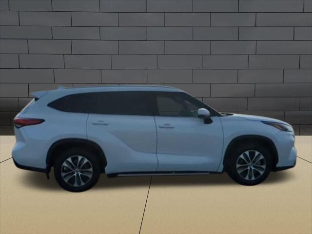 used 2022 Toyota Highlander car, priced at $34,359