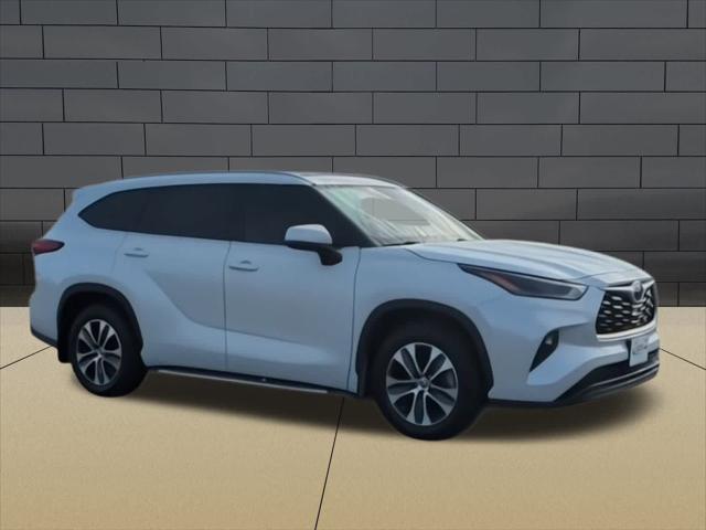 used 2022 Toyota Highlander car, priced at $34,359