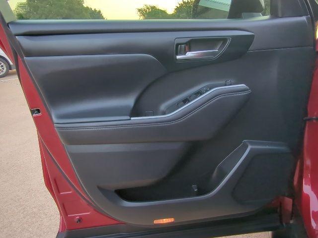used 2021 Toyota Highlander car, priced at $28,495