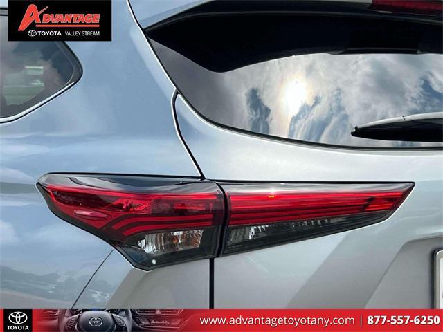 used 2021 Toyota Highlander car, priced at $31,159