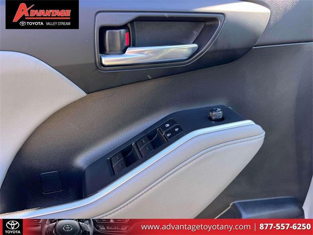 used 2022 Toyota Highlander car, priced at $34,499