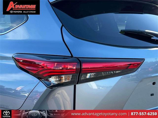 used 2022 Toyota Highlander car, priced at $34,499