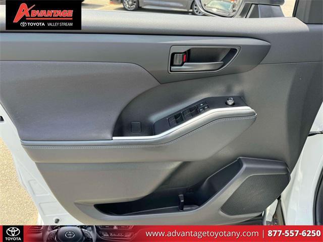 used 2022 Toyota Highlander car, priced at $31,989