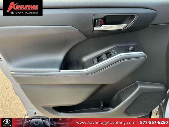 used 2021 Toyota Highlander car, priced at $34,146