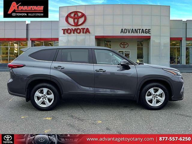 used 2022 Toyota Highlander car, priced at $31,490