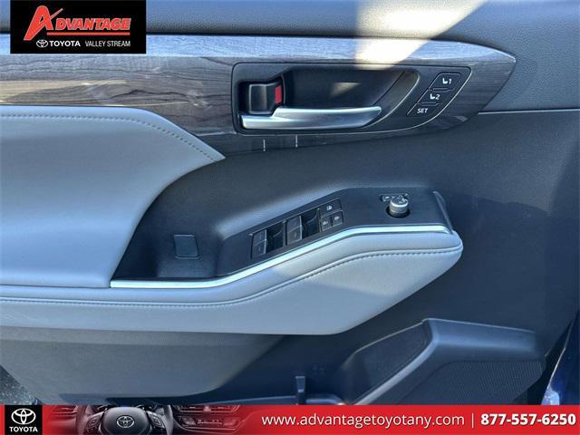 used 2023 Toyota Highlander Hybrid car, priced at $45,997