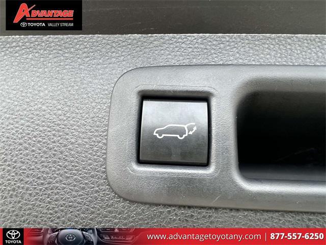 used 2022 Toyota Highlander car, priced at $34,999