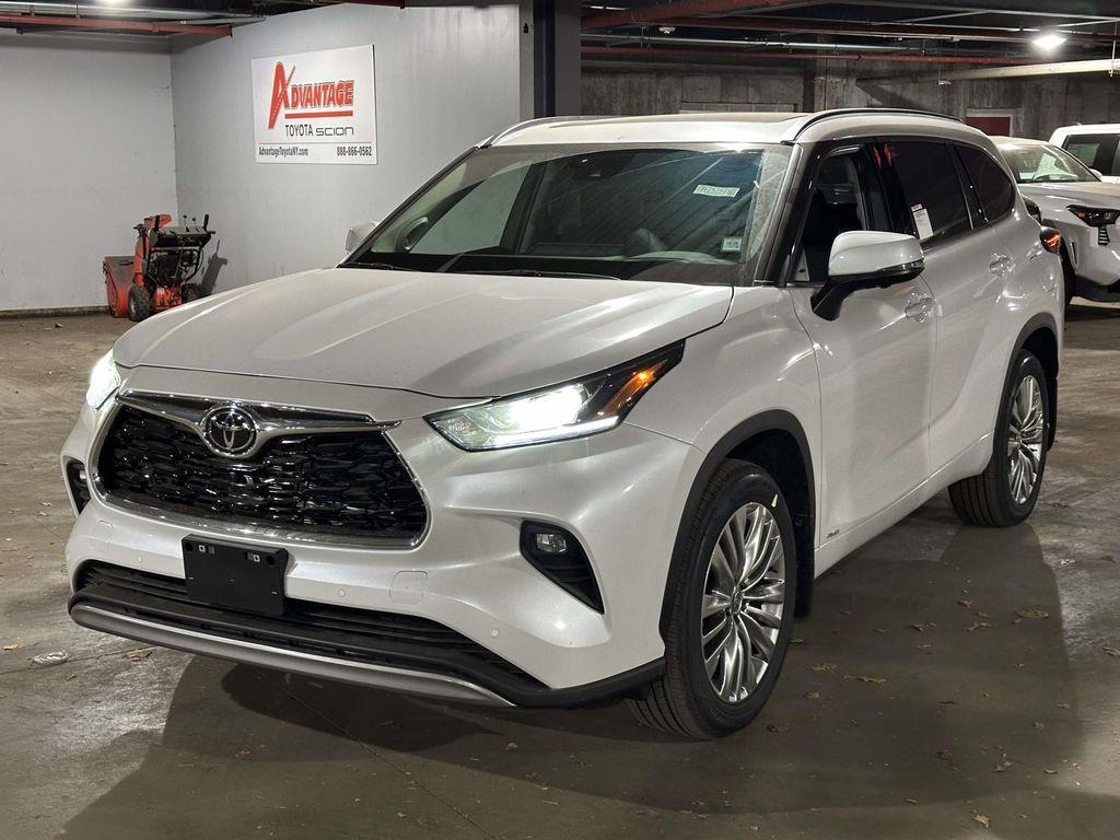 new 2025 Toyota Highlander Hybrid car, priced at $57,223