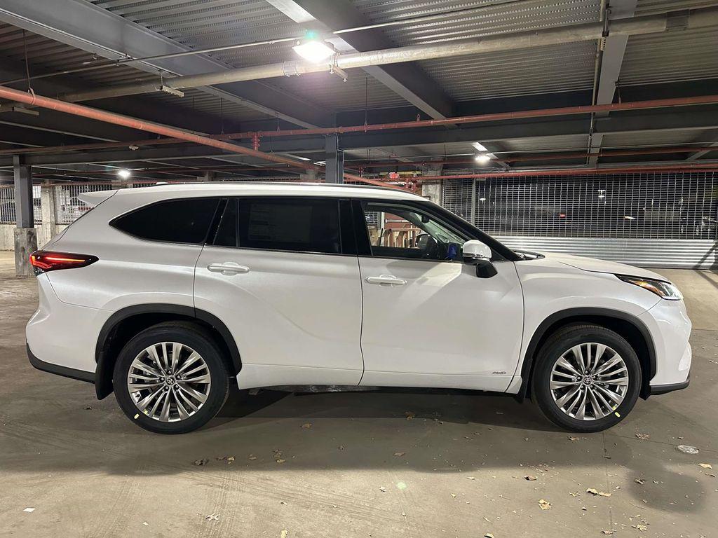 new 2025 Toyota Highlander Hybrid car, priced at $57,223