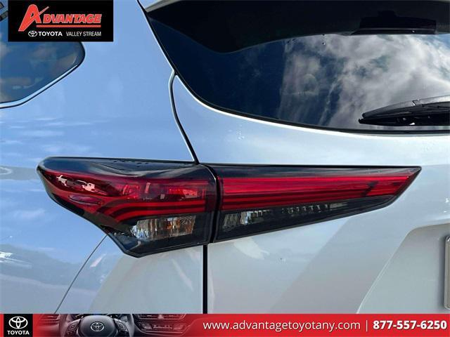 used 2022 Toyota Highlander car, priced at $35,288